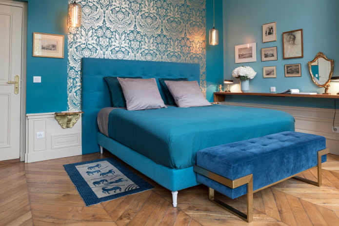 têxteis e decoração em um quarto turquesa