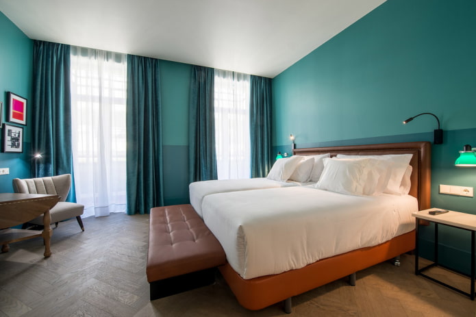 móveis no interior de um quarto turquesa