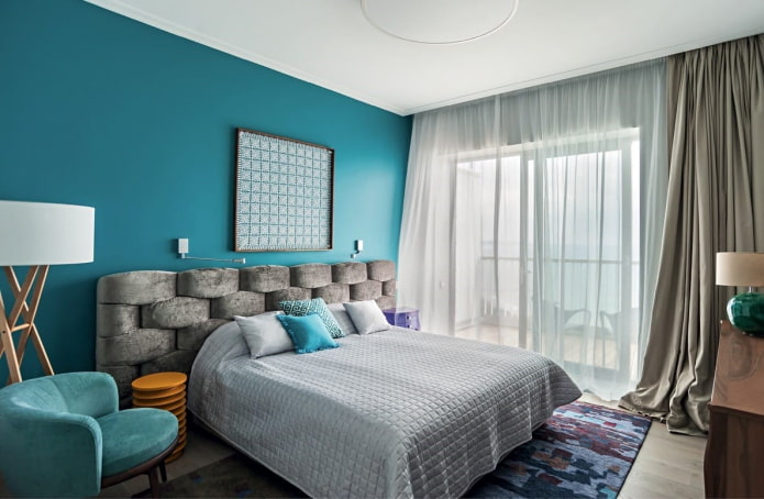 parede turquesa atrás da cama