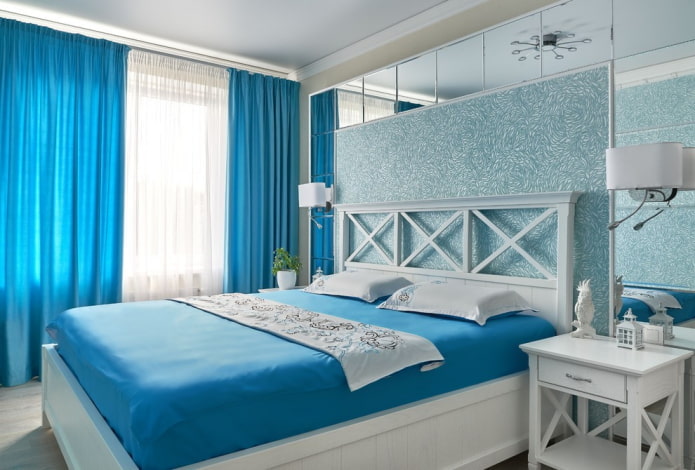 móveis no interior de um quarto azul