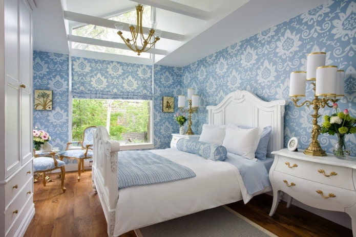interior de quarto branco e azul