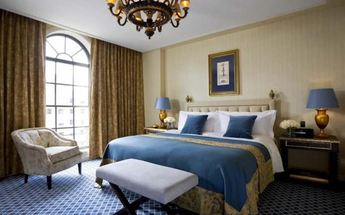 interior do quarto em tons de dourado e azul