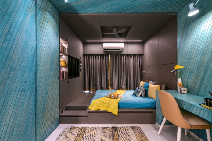 interior do quarto marrom e azul