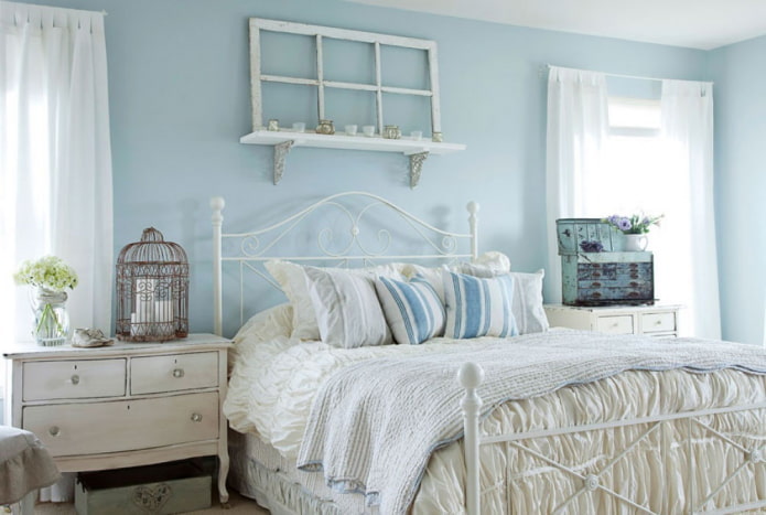 interior de um quarto azul em estilo provençal
