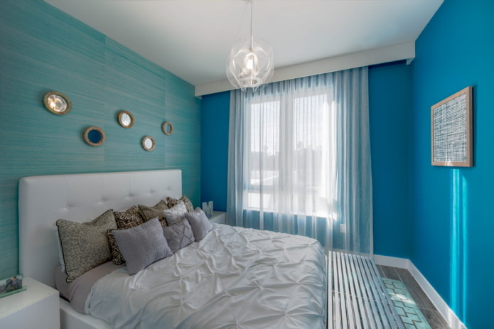 têxteis e decoração no interior de um quarto azul