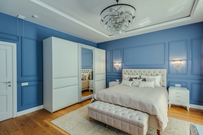 móveis no interior de um quarto azul