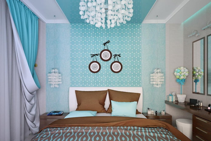 interior do quarto marrom e azul