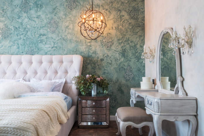 Móveis e acessórios no quarto em estilo clássico
