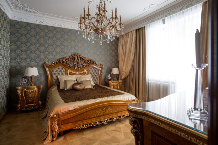 quarto com cama de madeira