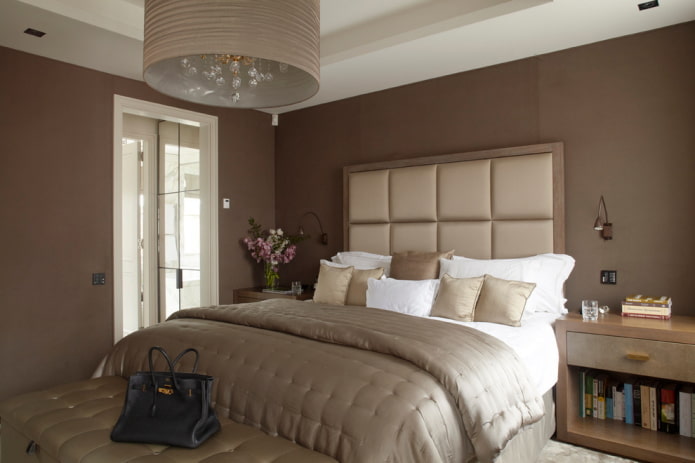 interior do quarto em tons de marrom
