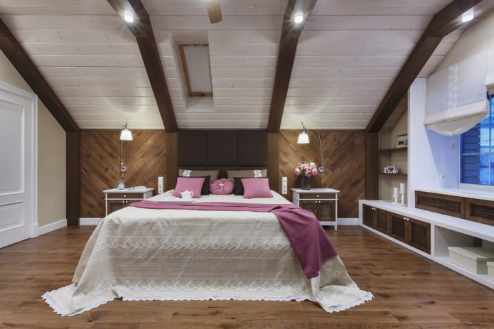 interior de um quarto branco e marrom