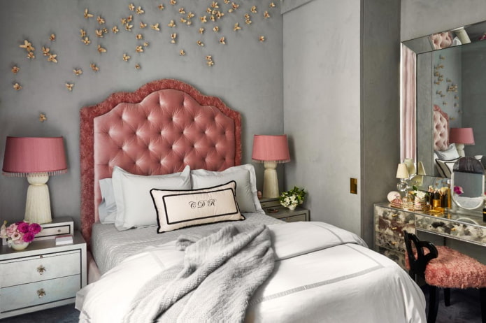 interior de um quarto cinza-rosa