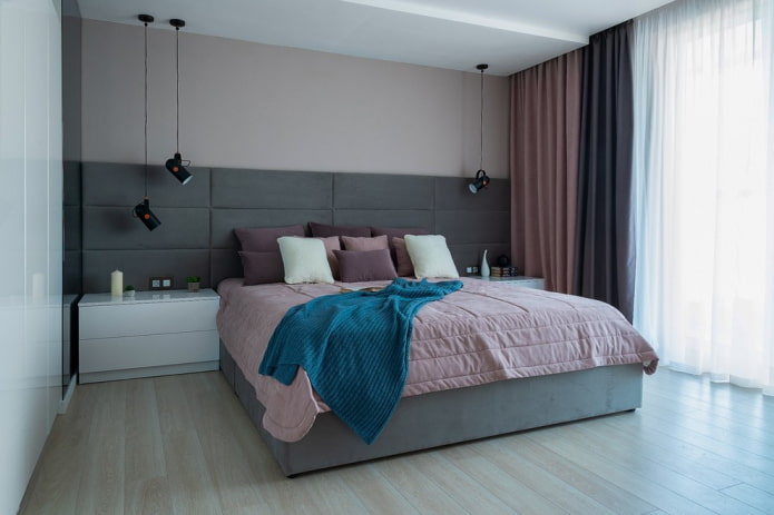 interior de um quarto cinza-rosa