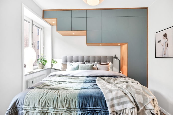 guarda-roupa ao longo da cama