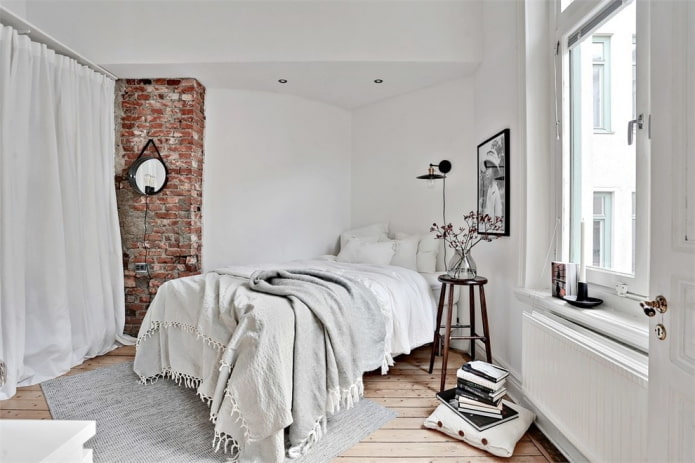 quarto pequeno com janela grande