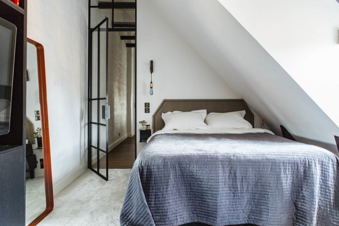 quarto no sótão em estilo escandinavo