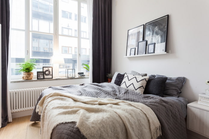 quarto pequeno com janela grande