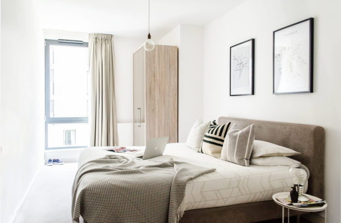 quarto sutil com uma parede branca