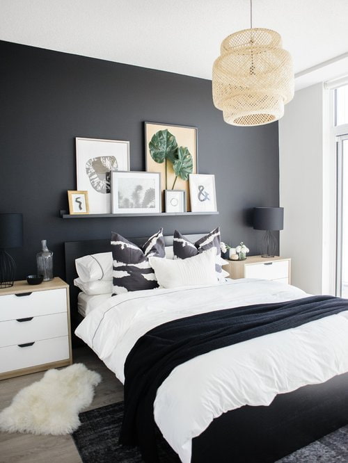 prateleira com pinturas acima da cama