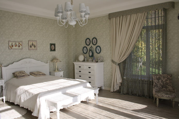 têxteis e decoração no interior do quarto em estilo provençal