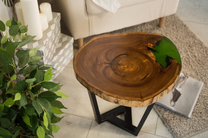 Mesa de toras de madeira