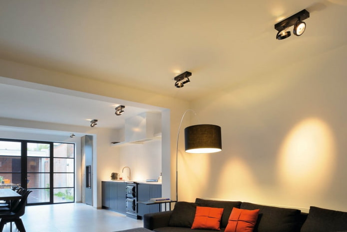 spots em um suporte no design de interiores
