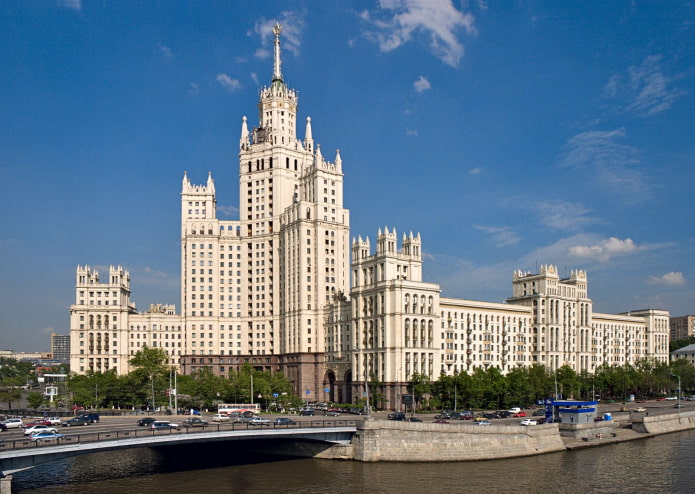 prédio alto no Aterro Kotelnicheskaya
