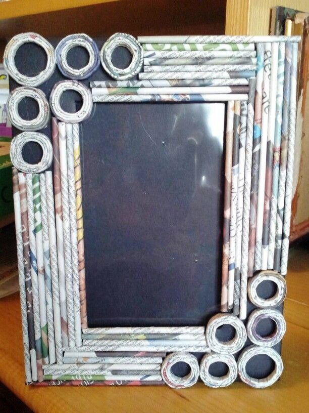 moldura vertical para fotos feita de tubos de revista