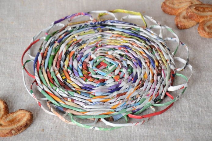 suporte de vime feito de tubos de revista