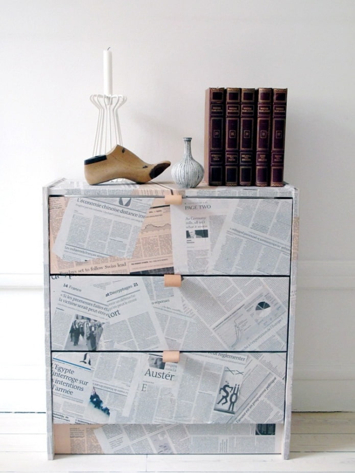 decoupage de uma mesa de cabeceira com jornais