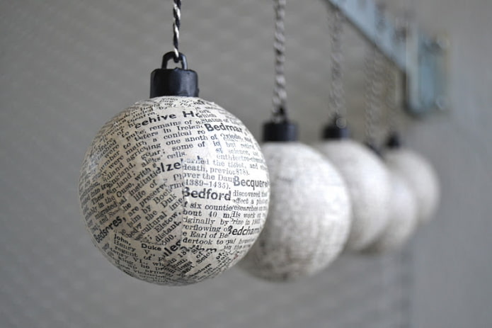 Bolas de Natal de jornal