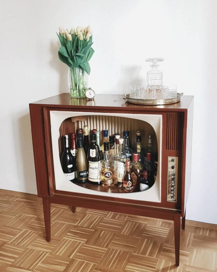 Bar de uma TV com pernas