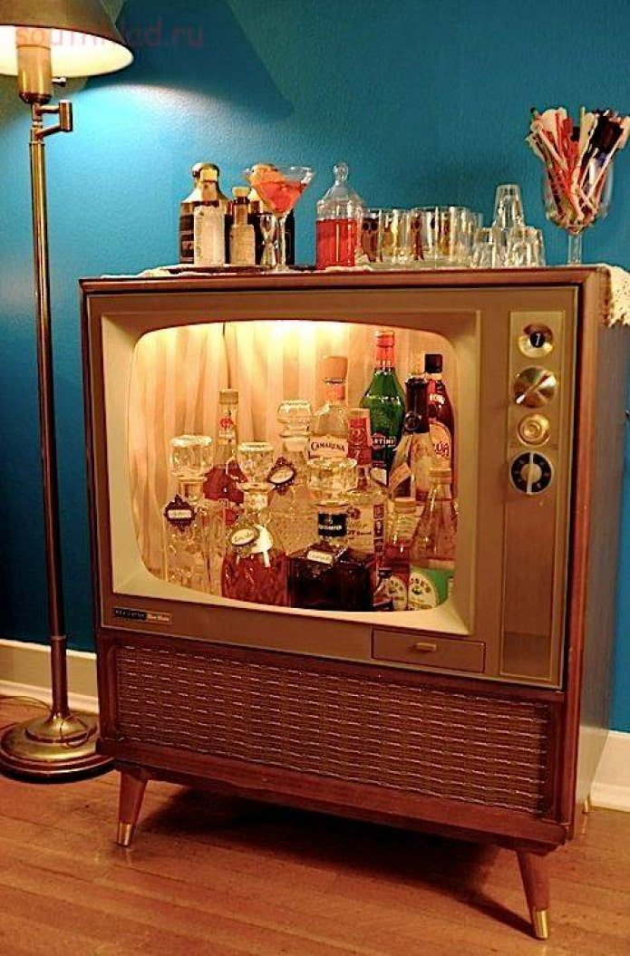 Mini-bar de uma TV retrô