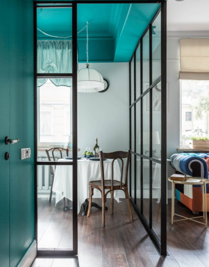divisória de vidro entre o quarto e a cozinha