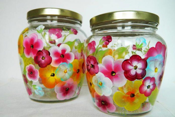 flores em jarras