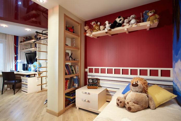 divisória em forma de estante no interior de um quarto infantil