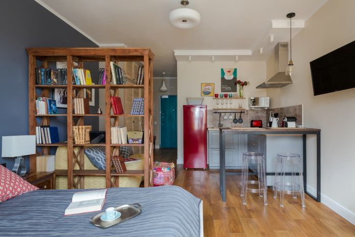 divisória em forma de estante com livros no interior