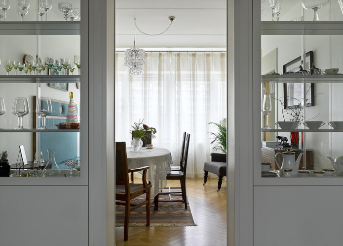 divisória em forma de prateleira com pratos no interior