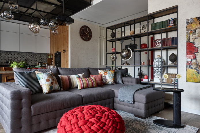 divisória em forma de prateleira no interior em estilo loft