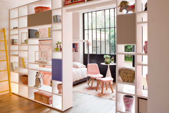 divisória em forma de prateleira com acessórios de design no interior