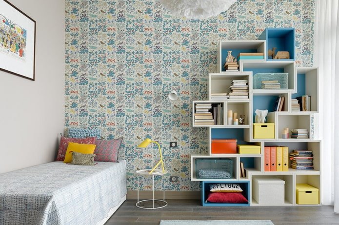 estrutura de prateleiras no interior do quarto de um adolescente