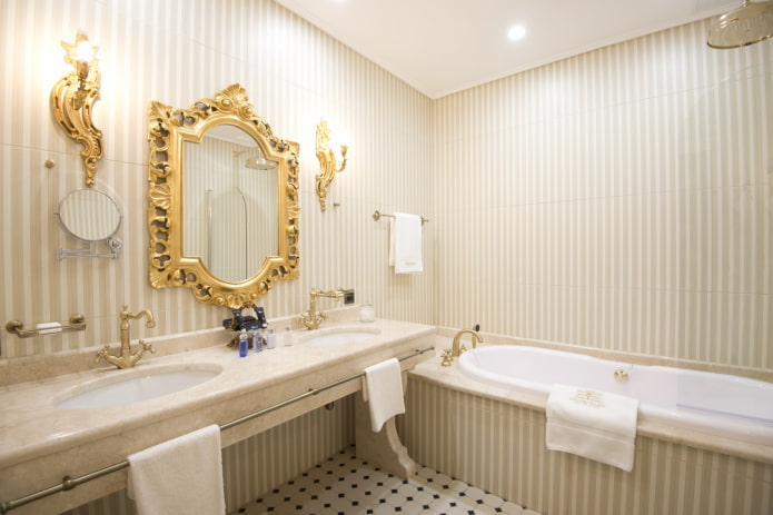 Design de parede no interior do banheiro em estilo clássico