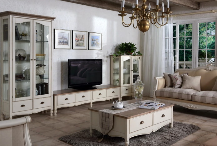 parede no interior da sala de estar no estilo provençal