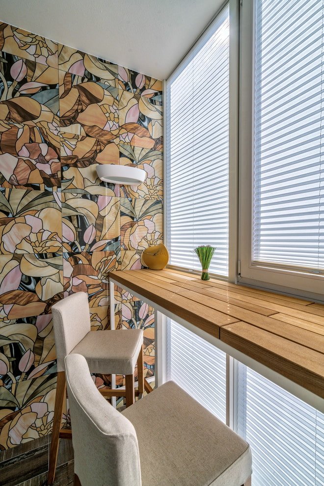 envidraçamento de uma sacada em um apartamento em Khrushchevka