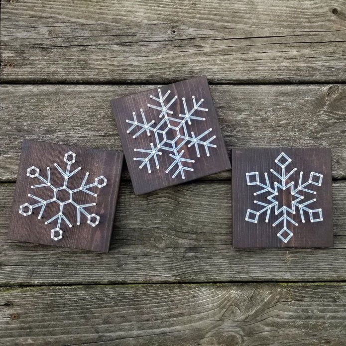 flocos de neve feitos de pregos e fios