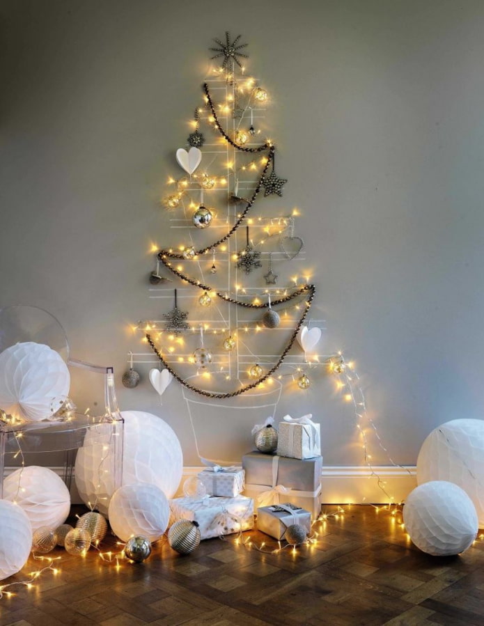 Árvore de Natal na parede feita de guirlanda