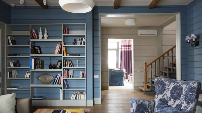painéis pintados de azul em uma casa de madeira