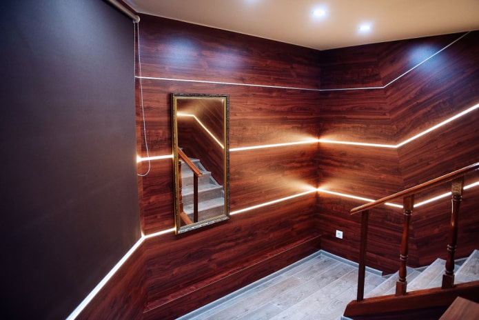 decoração do corredor com painéis de MDF com iluminação