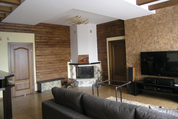 combinação de cortiça e casa de blocos em interiores