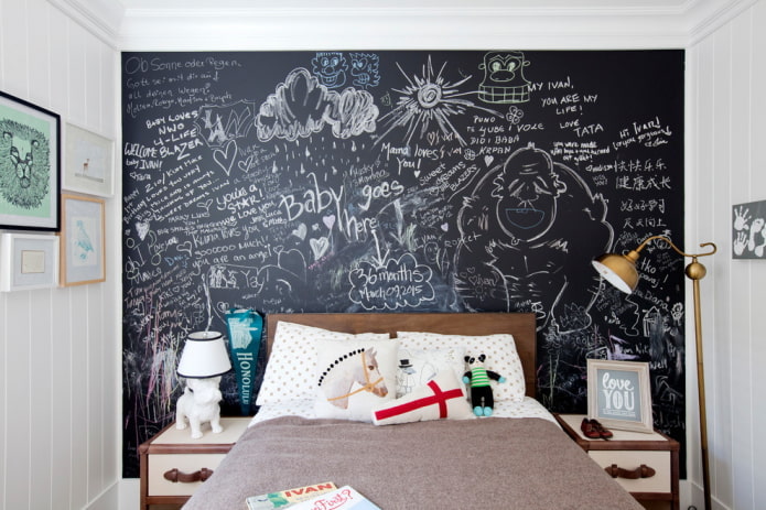 parede de ardósia no quarto do bebê